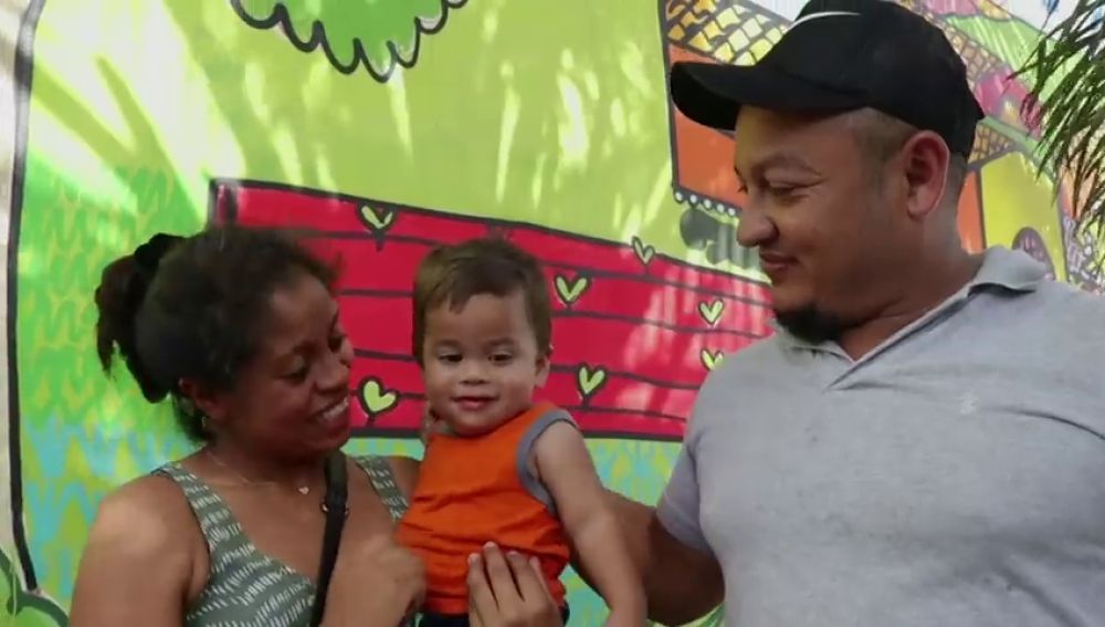 Un bebé hondureño no reconoce a sus padres tras estar separado de ellos durante meses por la política migratoria de Trump