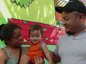 Un bebé hondureño no reconoce a sus padres tras estar separado de ellos durante meses por la política migratoria de Trump Un bebé hondureño no reconoce a sus padres tras estar separado de ellos durante meses por la política migratoria de Trump