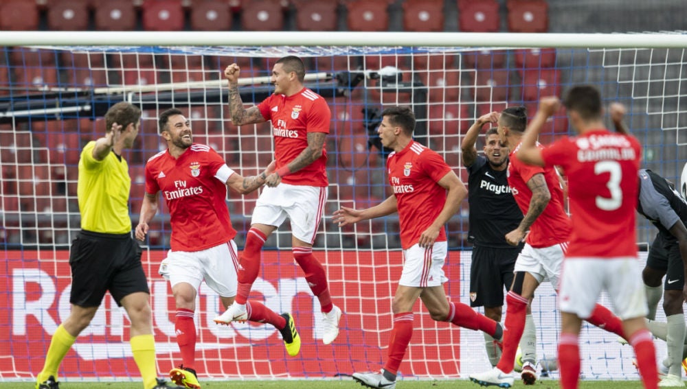 El Benfica celebra un gol contra el Sevilla