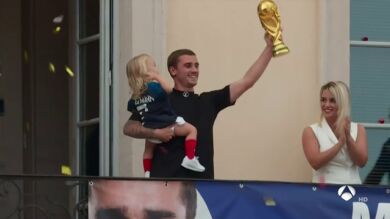 Griezmann celebra por todo lo alto el triunfo del Mundial en su Macon natal