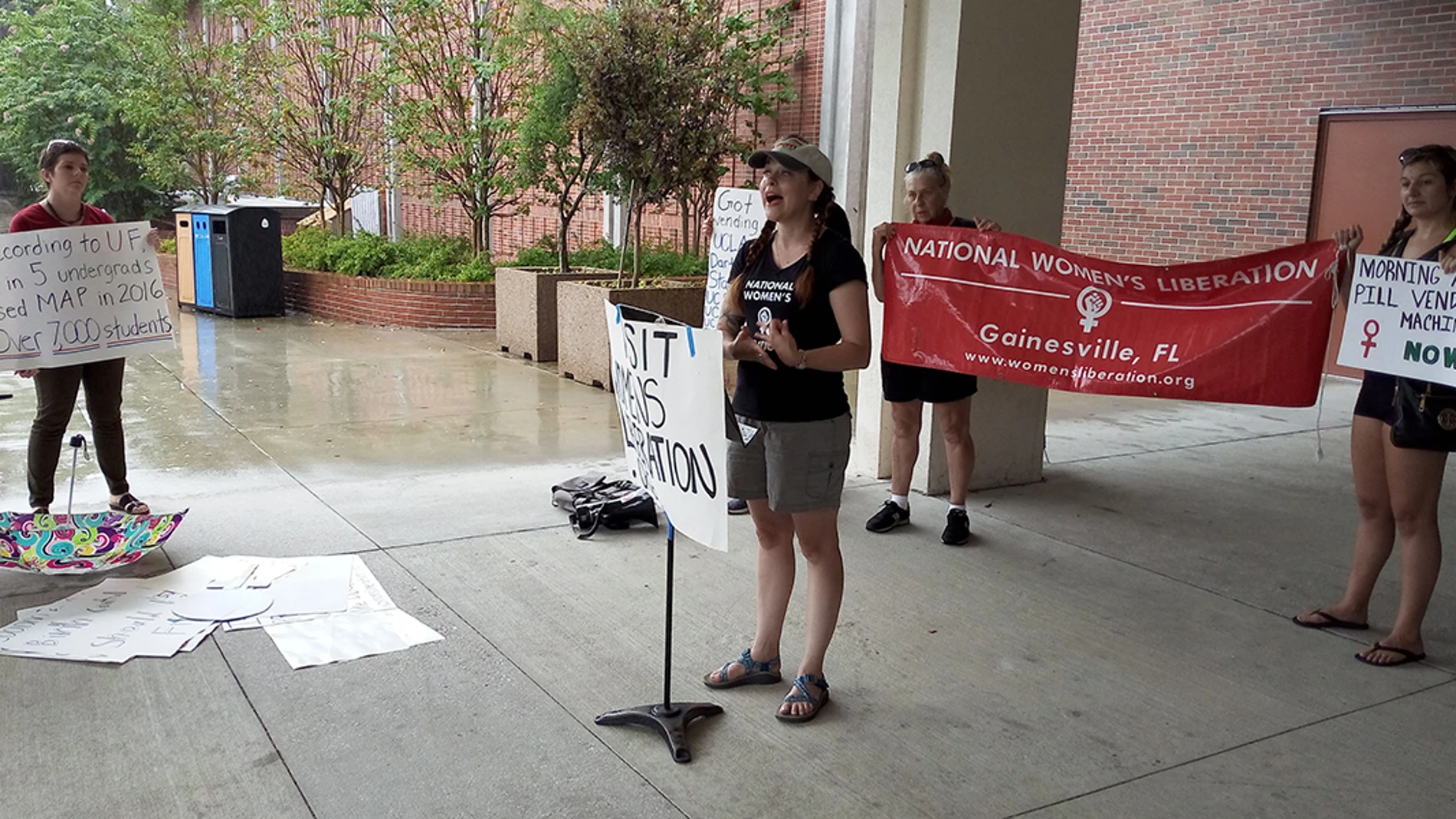 Estudiantes sosteniendo carteles y hablando durante una protesta en la la Universidad de Florida Estudiantes sosteniendo carteles y hablando durante una protesta en la la Universidad de Florida