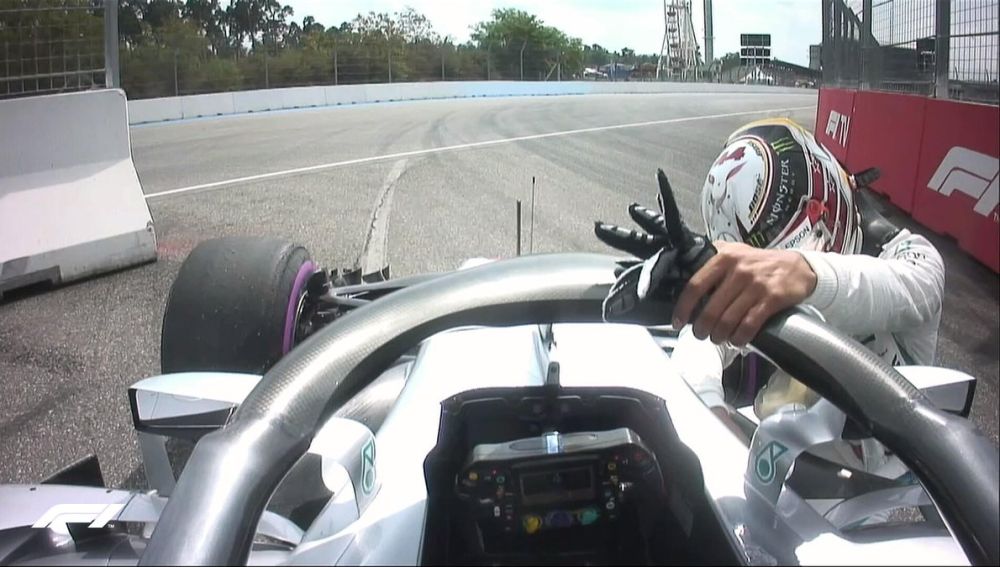 Hamilton, 'rendido' en su Mercedes