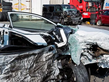Vista de los dos vehículos implicados en un accidente de tráfico Vista de los dos vehículos implicados en un accidente de tráfico