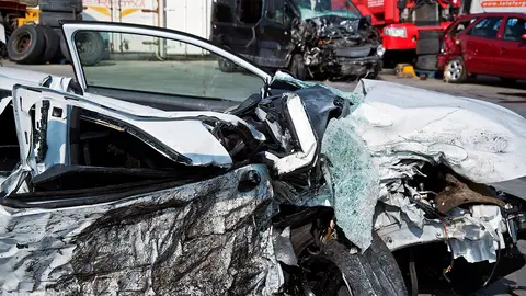 Vista de los dos vehículos implicados en un accidente de tráfico Vista de los dos vehículos implicados en un accidente de tráfico