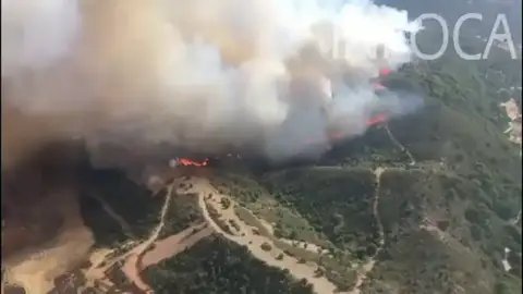 Un incendio en Casares obliga a desalojar más de una decena de viviendas Un incendio en Casares obliga a desalojar más de una decena de viviendas