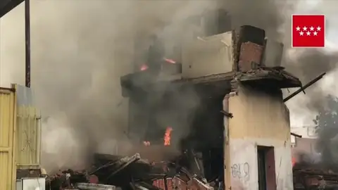 Un incendio en la Cañada Real de Madrid deja varios evacuados y un herido leve Un incendio en la Cañada Real de Madrid deja varios evacuados y un herido leve