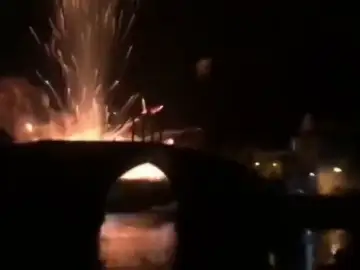 Una veintena de personas resultan heridas leves en una explosión pirotécnica en Cangas de Narcea (Asturias) Una veintena de personas resultan heridas leves en una explosión pirotécnica en Cangas de Narcea (Asturias)