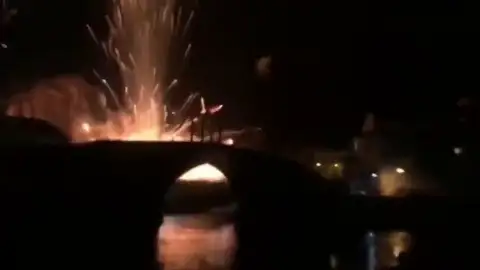 Una veintena de personas resultan heridas leves en una explosión pirotécnica en Cangas de Narcea (Asturias) Una veintena de personas resultan heridas leves en una explosión pirotécnica en Cangas de Narcea (Asturias)