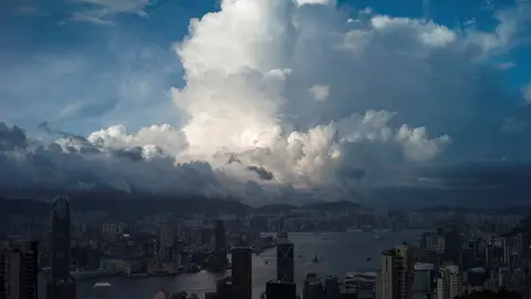 Imágen de las nubes sobre el puerto Victoria Imágen de las nubes sobre el puerto Victoria