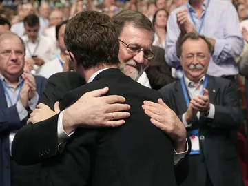 Mariano Rajoy abraza a Pablo Casado Mariano Rajoy abraza a Pablo Casado