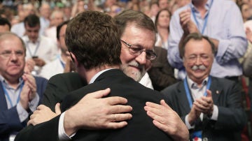 Mariano Rajoy abraza a Pablo Casado