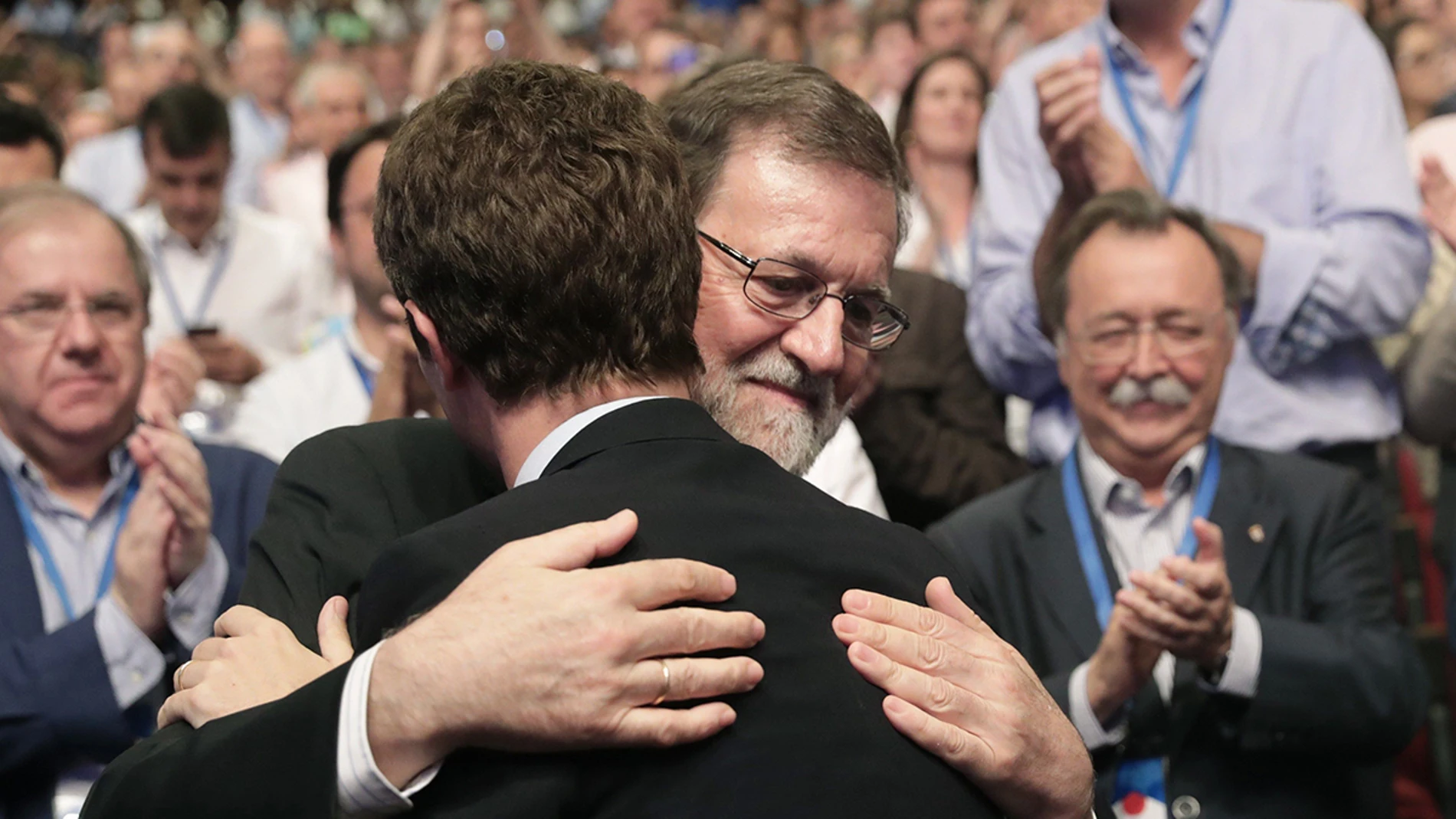 Mariano Rajoy abraza a Pablo Casado Mariano Rajoy abraza a Pablo Casado