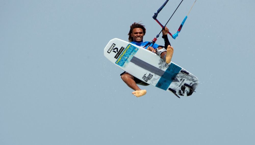 Imagen de un windsurfista