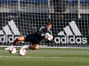 Lunin, en un entrenamiento del Real Madrid