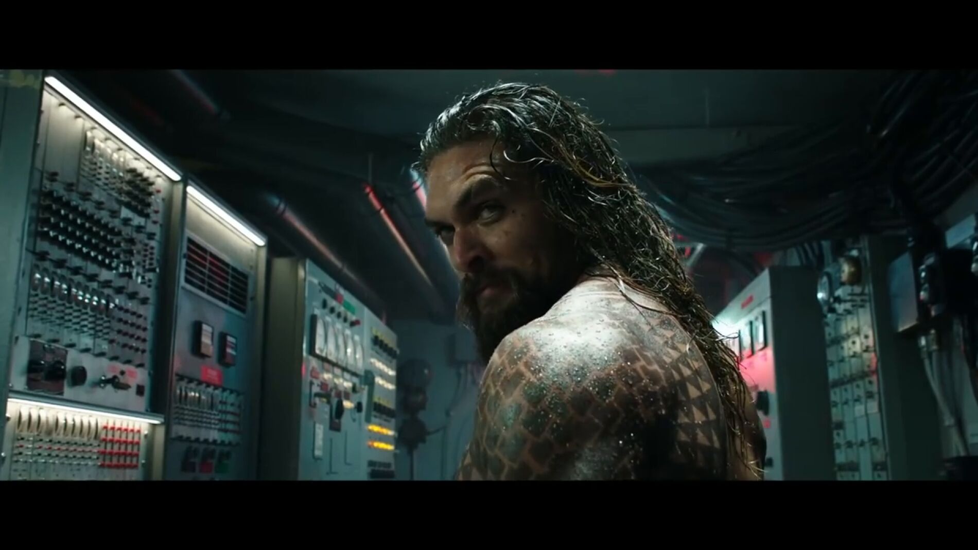Jason Momoa proteger&aacute; el planeta de la ira de los siete mares en el tr&aacute;iler de 'Aquaman' 
