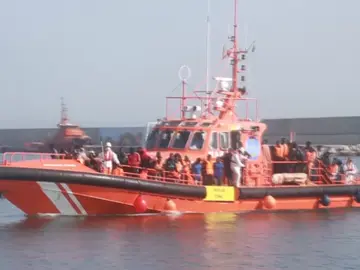 Trasladan a Motril a 97 personas rescatadas de dos pateras en el mar de Alborán Trasladan a Motril a 97 personas rescatadas de dos pateras en el mar de Alborán
