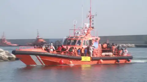 Trasladan a Motril a 97 personas rescatadas de dos pateras en el mar de Alborán Trasladan a Motril a 97 personas rescatadas de dos pateras en el mar de Alborán