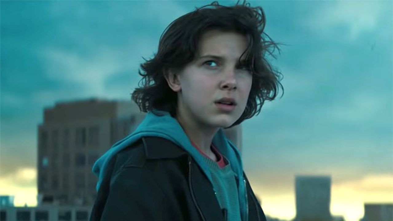 Millie Bobby Brown presencia una batalla entre monstruos ...