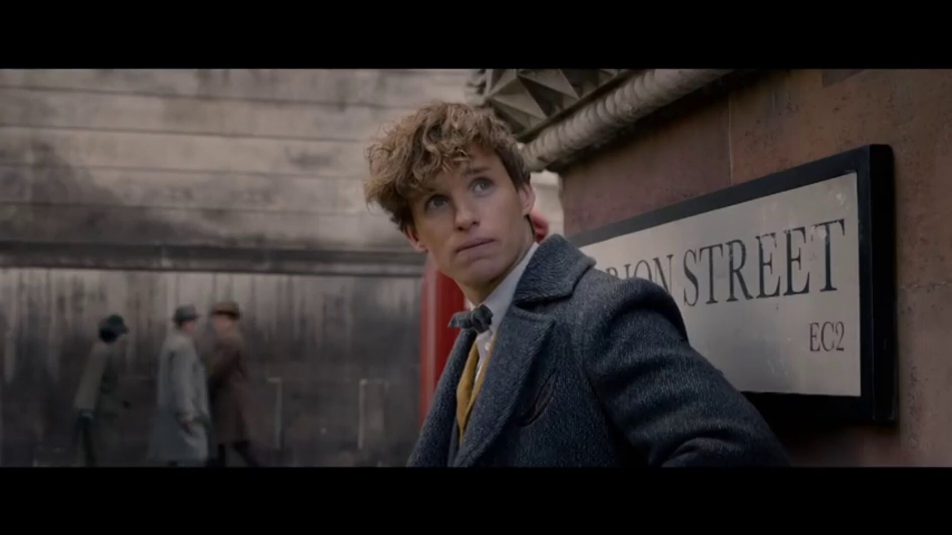 Newt conoce a Nicholas Flamel en el terrorífico tráiler de 'Animales fantásticos 2'