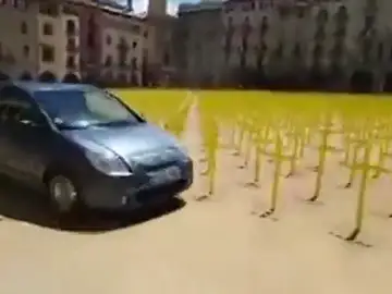 El momento en el que un coche embiste las cruces de la plaza de Vic El momento en el que un coche embiste las cruces de la plaza de Vic