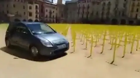 El momento en el que un coche embiste las cruces de la plaza de Vic El momento en el que un coche embiste las cruces de la plaza de Vic