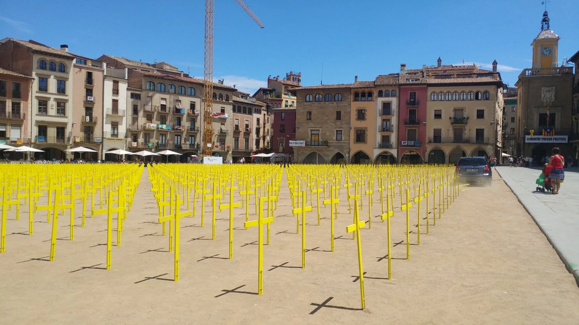 Imagen de las cruces arrolladas por el coche Imagen de las cruces arrolladas por el coche