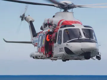 Helicóptero en el que han evacuado a la inmigrante embarazada rescatada Helicóptero en el que han evacuado a la inmigrante embarazada rescatada