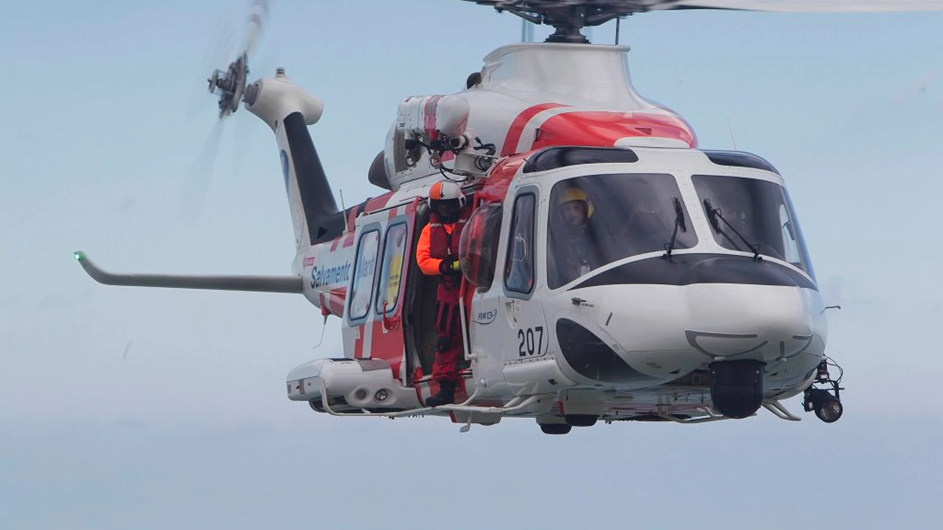 Helicóptero en el que han evacuado a la inmigrante embarazada rescatada Helicóptero en el que han evacuado a la inmigrante embarazada rescatada