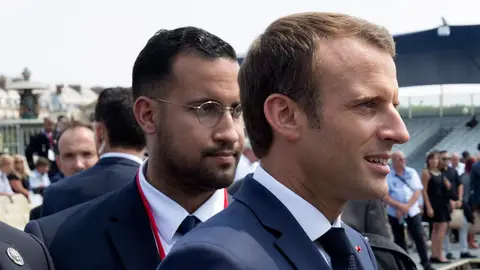 El presidente francés, Emmanuel Macron camina frente a su guardaespaldas Alexandre Benalla El presidente francés, Emmanuel Macron camina frente a su guardaespaldas Alexandre Benalla