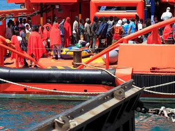Imagen del rescate de inmigrantes en aguas del Estrecho Imagen del rescate de inmigrantes en aguas del Estrecho