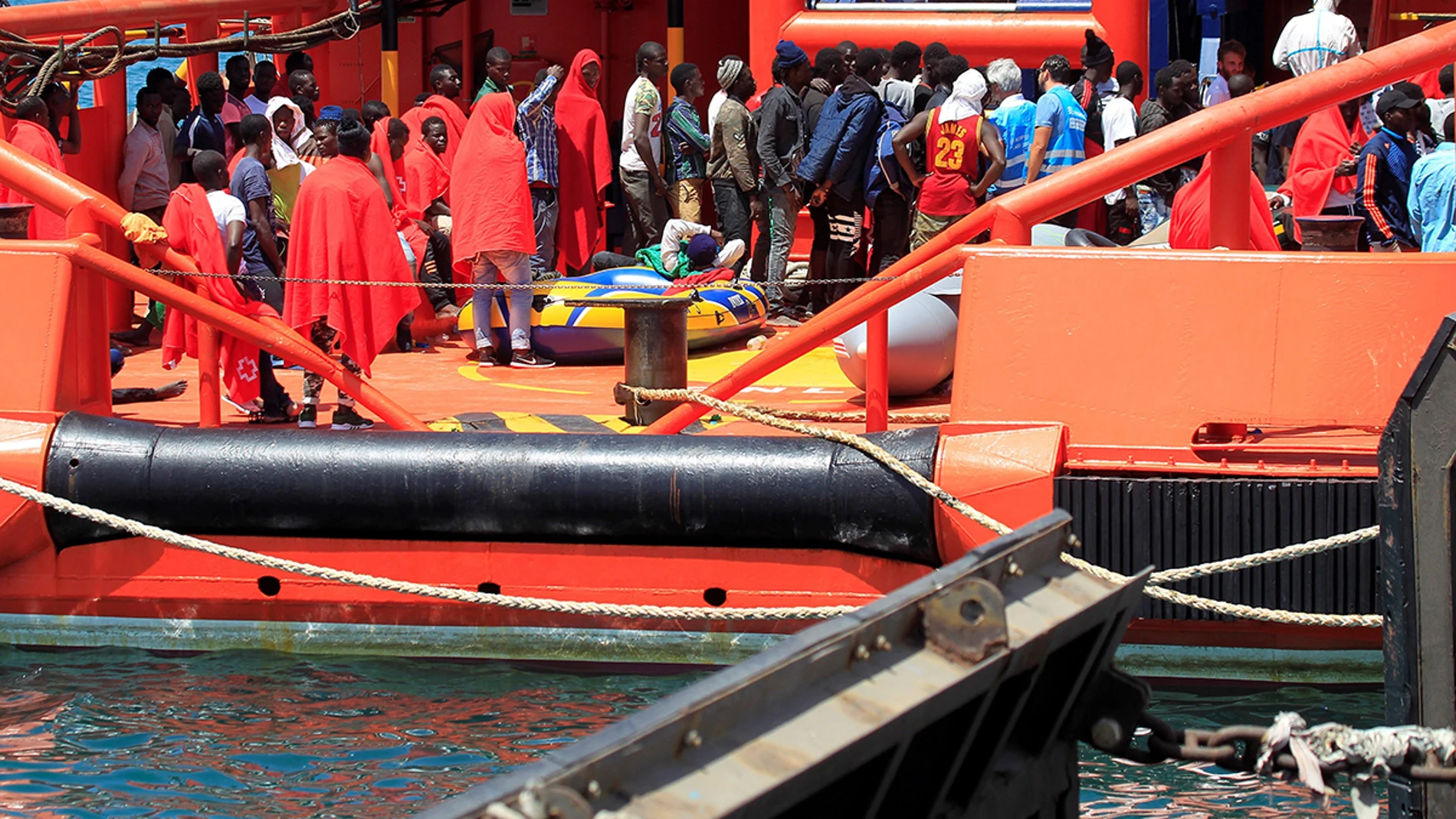 Imagen del rescate de inmigrantes en aguas del Estrecho Imagen del rescate de inmigrantes en aguas del Estrecho