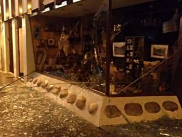 Comercio afectado por la explosión pirotécnica en Cangas del Narcea, Asturias