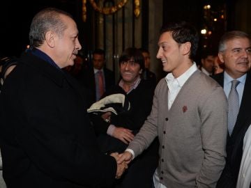 Özil con el primer ministro tuco Erdogan