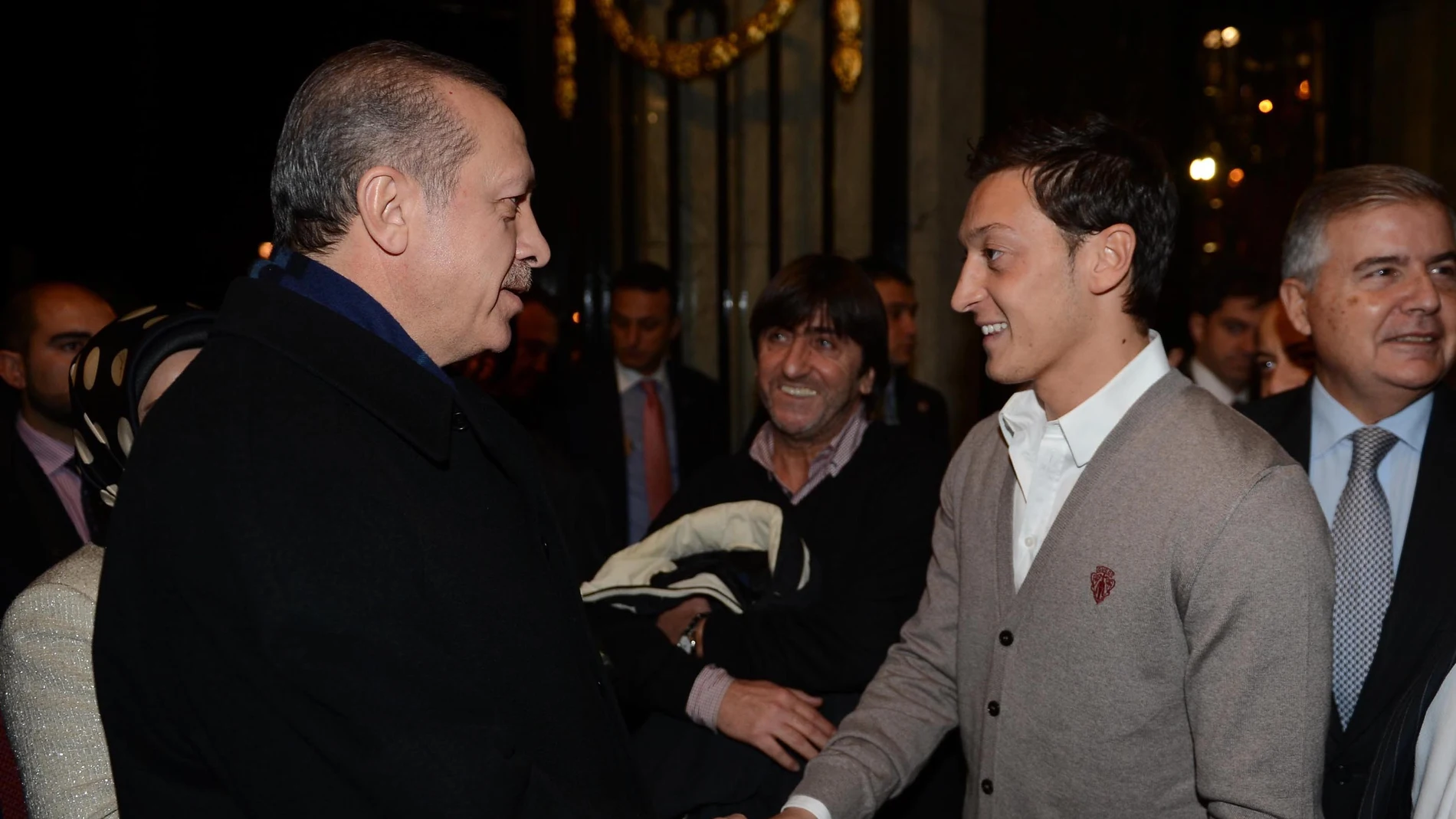 Özil con el primer ministro tuco Erdogan Özil con el primer ministro tuco Erdogan