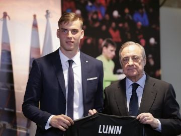Lunin, en su presentación con el Real Madrid