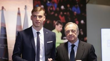 Lunin, en su presentación con el Real Madrid