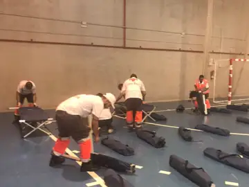 Imagen de voluntarios de Cruz Roja trabajando en el polideporivo Imagen de voluntarios de Cruz Roja trabajando en el polideporivo