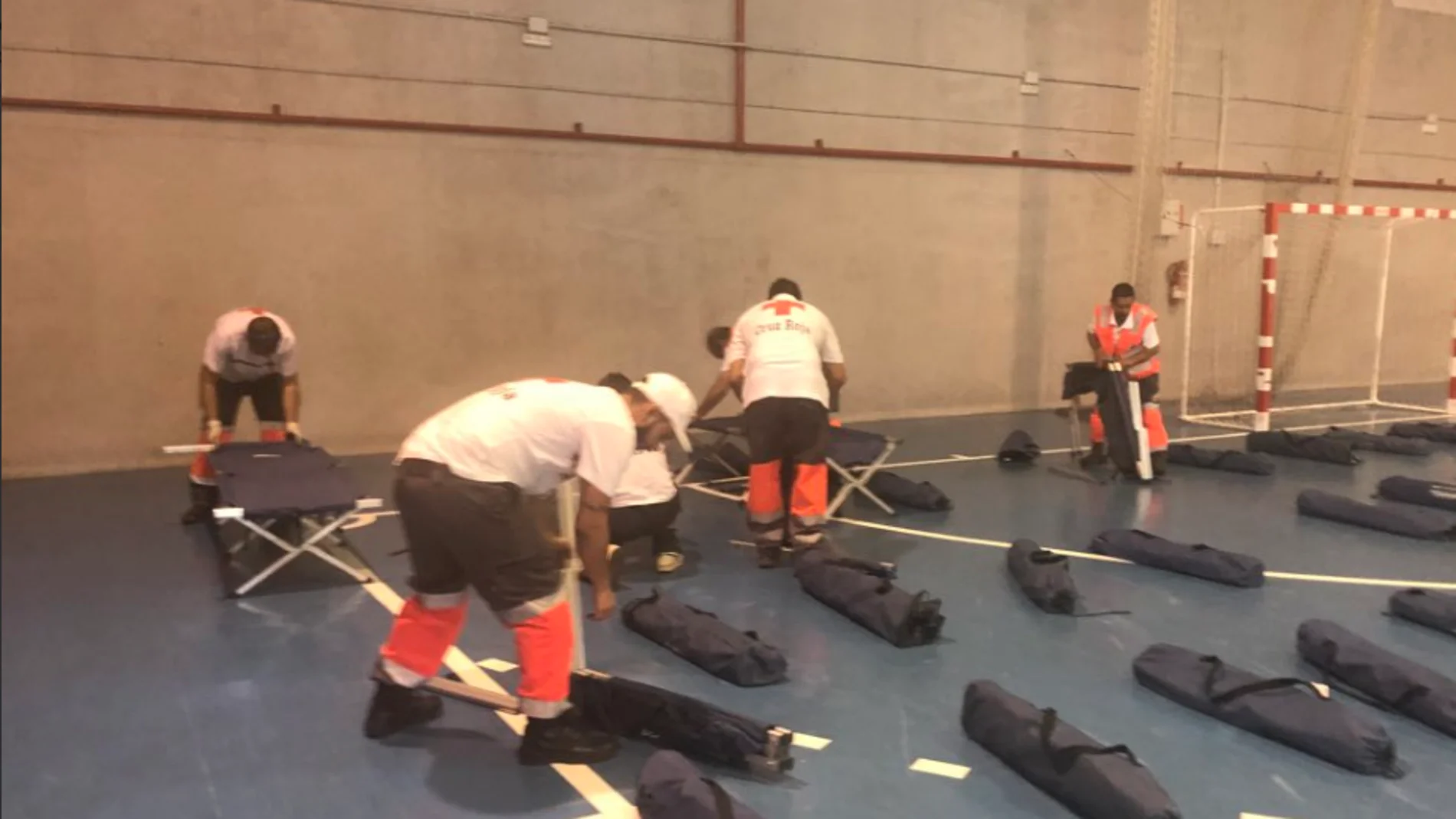 Imagen de voluntarios de Cruz Roja trabajando en el polideporivo Imagen de voluntarios de Cruz Roja trabajando en el polideporivo