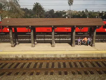 Imagen de un andén de una estación de tren Imagen de un andén de una estación de tren