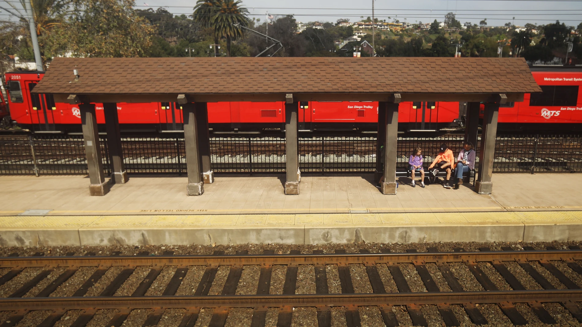 Imagen de un andén de una estación de tren Imagen de un andén de una estación de tren