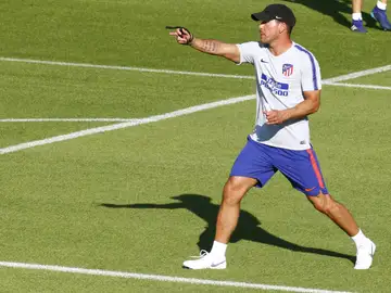 Simeone en un entrenamiento con el Atlético de Madrid Simeone en un entrenamiento con el Atlético de Madrid
