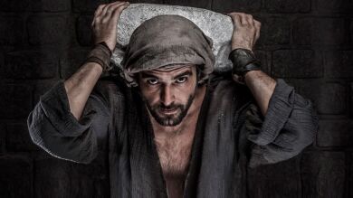 Los motivos por los que Arnau Estanyol nos enamoró en 'La Catedral del Mar'