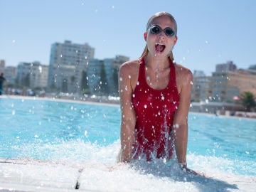 Mujer saliendo de piscina