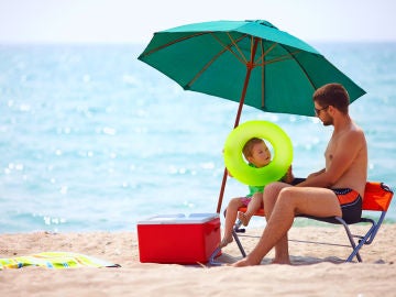 Padre e hijo en playa