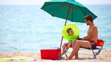 Padre e hijo en playa