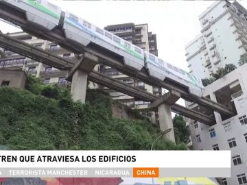 Construyen un tren en China que atraviesa un edificio