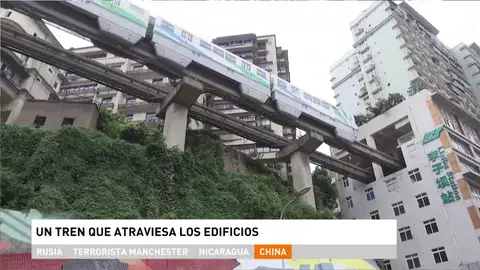 Construyen un tren en China que atraviesa un edificio Construyen un tren en China que atraviesa un edificio