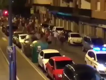 La policía se retira ante el acoso de unos jóvenes en Getxo La policía se retira ante el acoso de unos jóvenes en Getxo