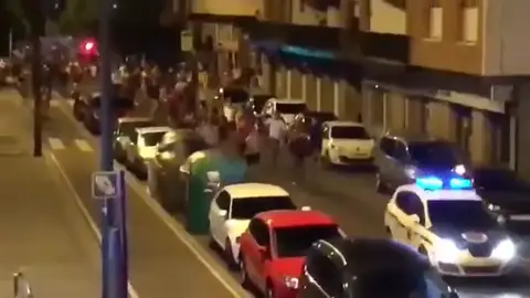 La policía se retira ante el acoso de unos jóvenes en Getxo La policía se retira ante el acoso de unos jóvenes en Getxo