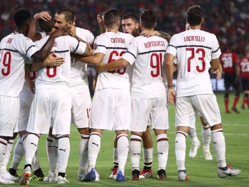 Plantilla del AC Milán celebrando un gol